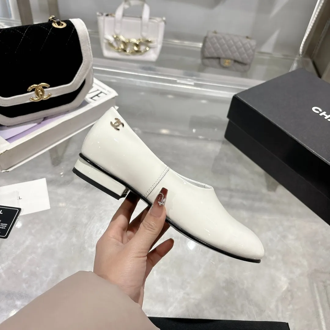 💕💕Factory direct selling price p380💕💕 Genuine leather sole +40 25C early spring new Chanel loafers; Fabric: patent leather: color black; white; burgundy, code number: 5-40; (custom-made 41 custom-made, non-returnable), rubber sole genuine leather sole +40